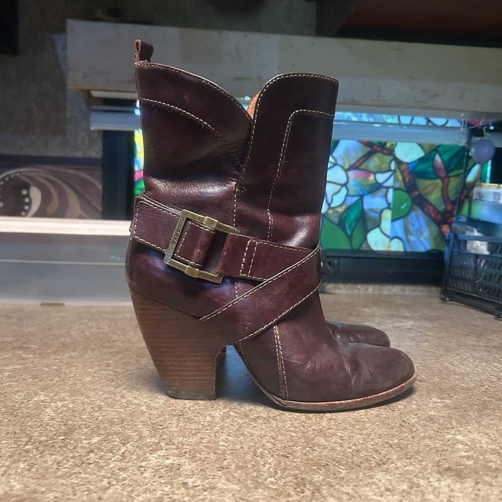 FRYE- Andrea Cross Strap Heeled mid boot wood cognac, 7.5